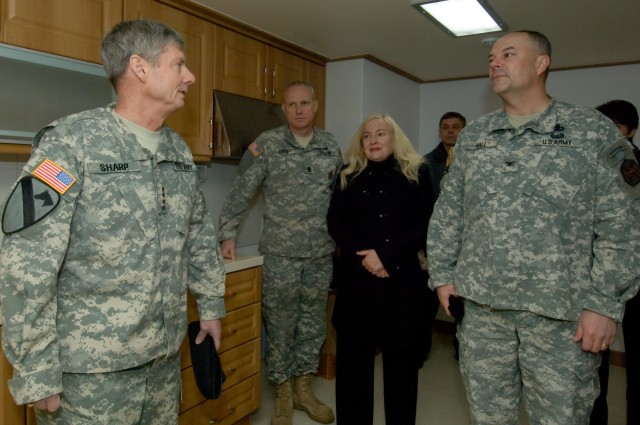 USFK commander tours Yongsan quarters