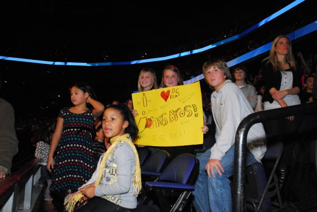 Thousands of military children attend "We Are the Future" concert
