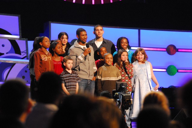 Thousands of military children attend "We Are the Future" concert