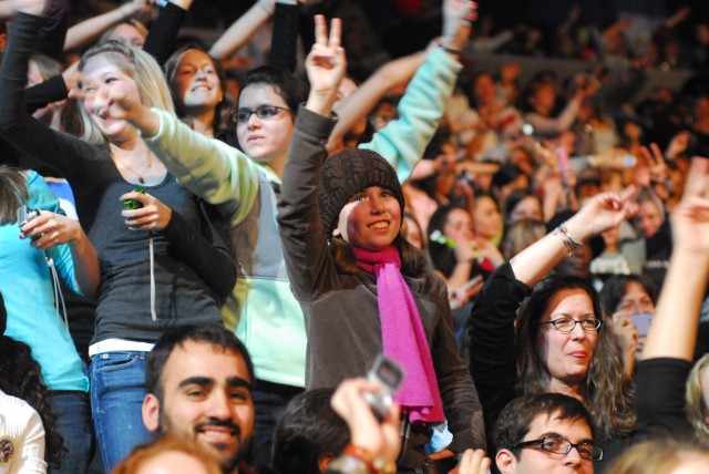 Thousands of military children attend "We Are the Future" concert