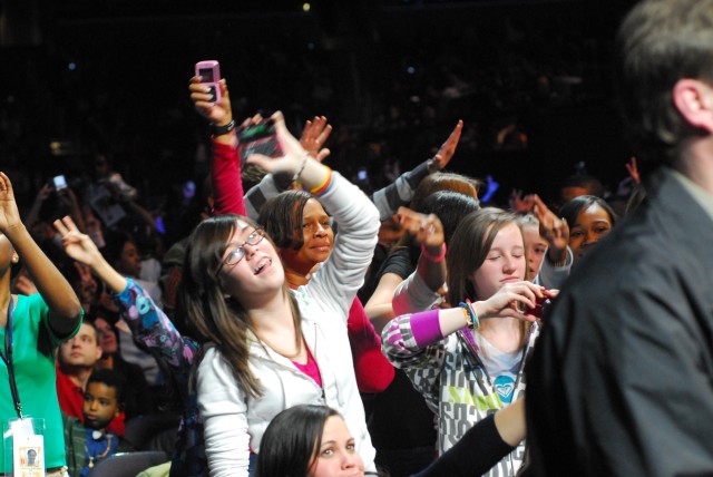 Thousands of military children attend "We Are the Future" concert