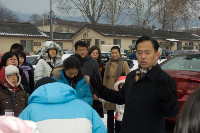 Seoul municipal officials, families tour Yongsan