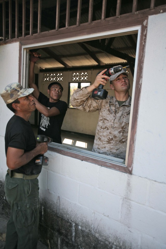 U.S. Marines and Thai Special Forces partner up during Cobra Gold 2009