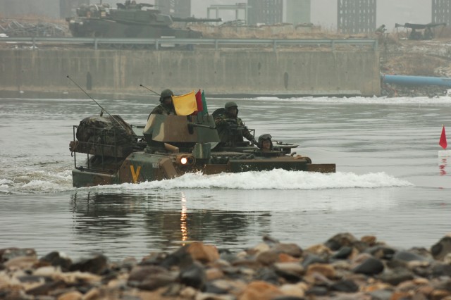 ROK and U.S. Soldiers conduct joint river crossing