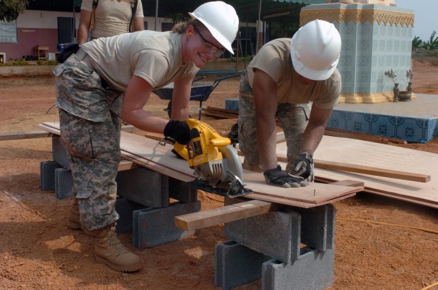 Hawaii Soldiers, Thai Marines Build Classroom, Bridges