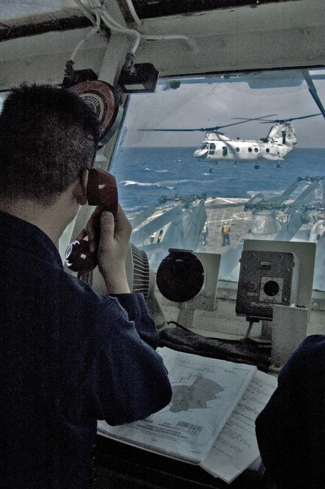 CH-46E lifts off from USS Harpers Ferry