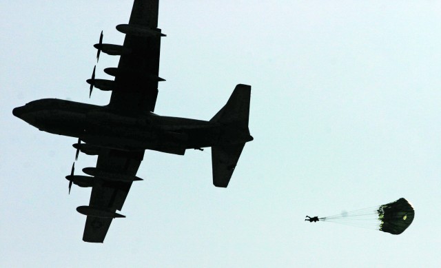 Thai, U.S. Marines conduct aerial delivery training during Exercise Cobra Gold 2009