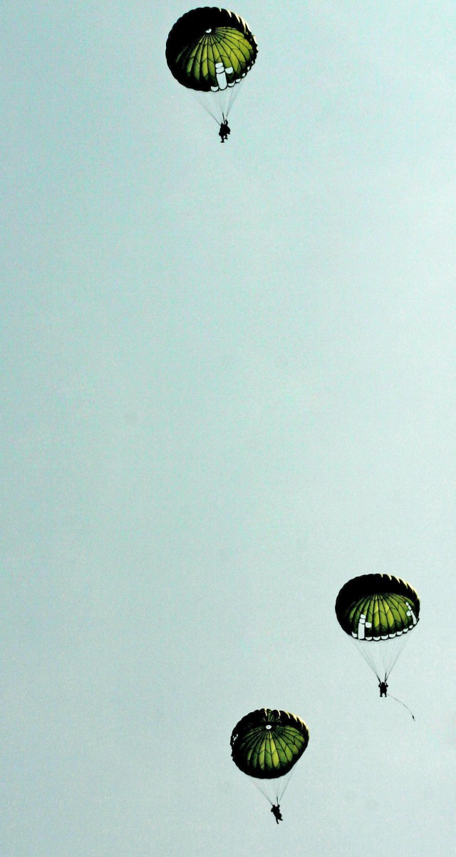 Thai, U.S. Marines conduct aerial delivery training during Exercise Cobra Gold 2009
