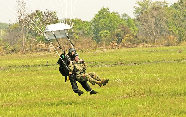 Thai, U.S. Marines conduct aerial delivery training during Exercise Cobra Gold 2009