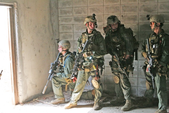 Thai Reconnaissance Marines and U.S. Marines conducted an Emergency Assault bilateral exercise