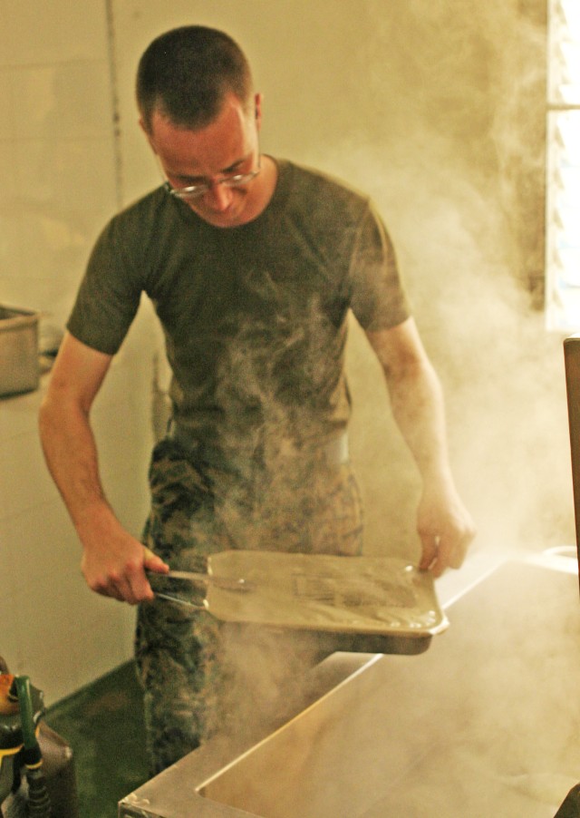 Field mess allows deployed Marines to eat well