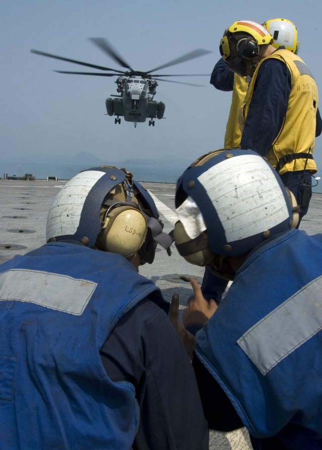 USS Harpers Ferry (LSD 49) Helicopter Exercise