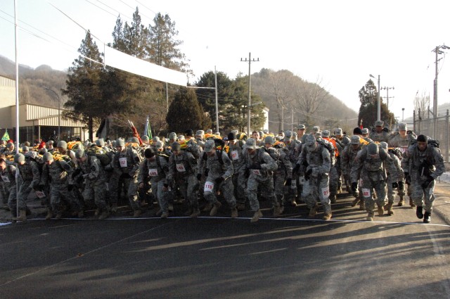 200 Soldiers start the Bataan Memorial Death March Qualifier