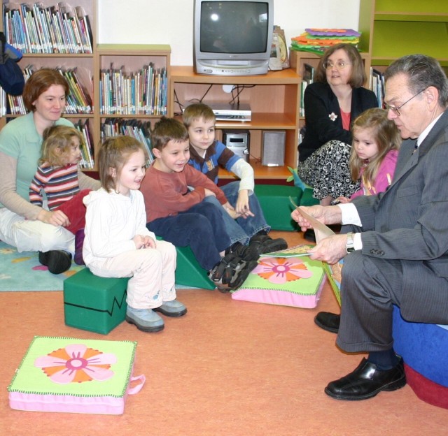 USAG Schweinfurt: Reading is key to kids&#039; literacy