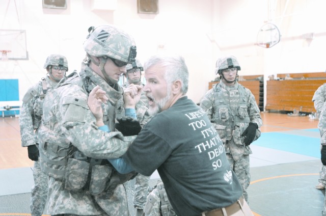 Expert Combatives Instructor Trains 3/7 Cav