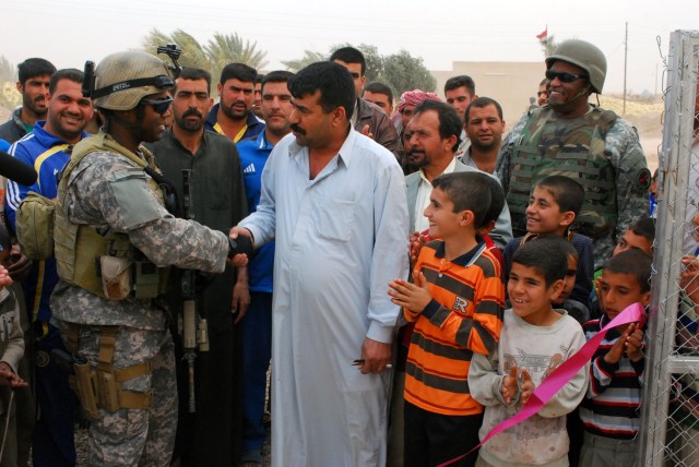 Soldiers perform dual role in Iraq
