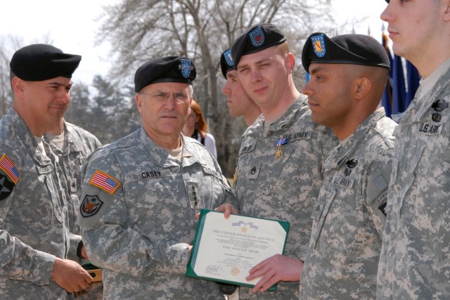 Gen George W. Casey visits Fort Campbell, Ky.
