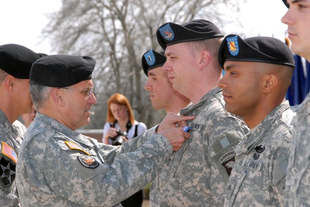 Gen George W. Casey visits Fort Campbell, Ky.
