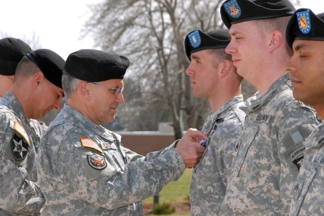 Gen George W. Casey visits Fort Campbell, Ky.