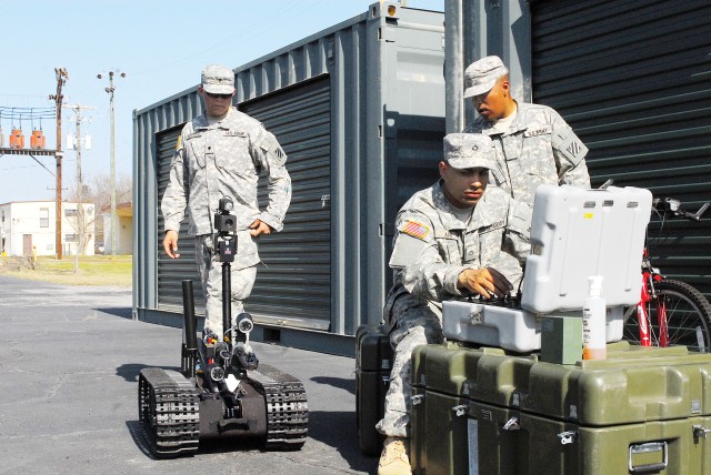 EOD Soldiers instruct engineers on using robots