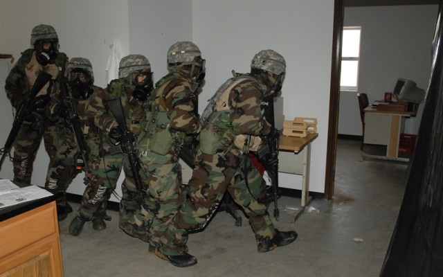 Explosive ordnance teams help train chemical officers