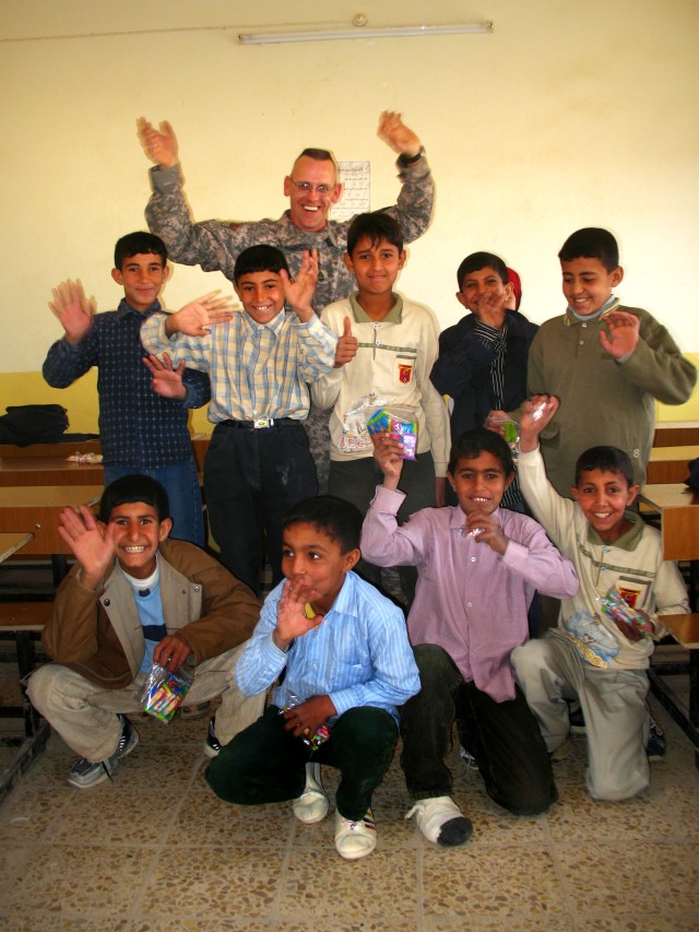 Kansas Guard Soldiers Conduct  &quot;Read Iraq&quot; at Al Habib School