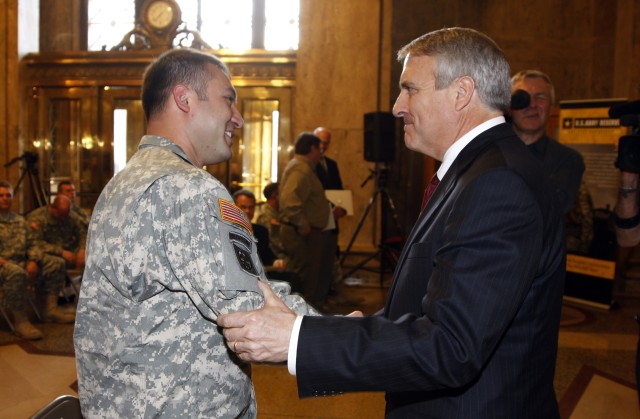 Silver Star recipient meets governor