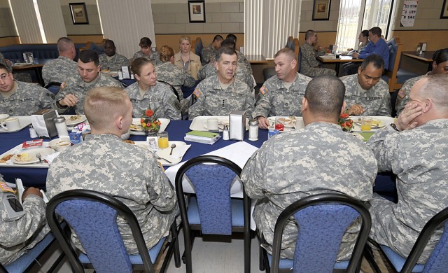 Vice chief dines with troops
