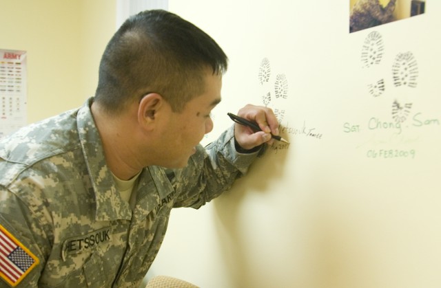 Warriors sign wall of fame, &#039;graduate&#039; from Warrior Transition Clinic