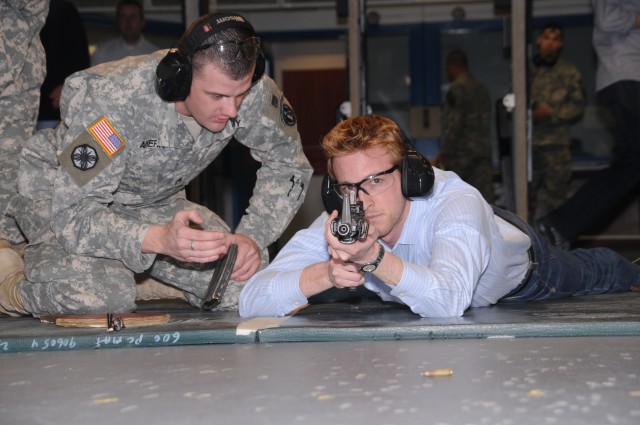 Congressional staffers, Soldiers, mingle on firing range