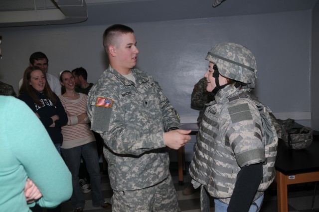 Congressional staffers, Soldiers, mingle on firing range