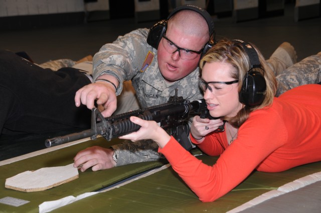 Congressional staffers, Soldiers, mingle on firing range