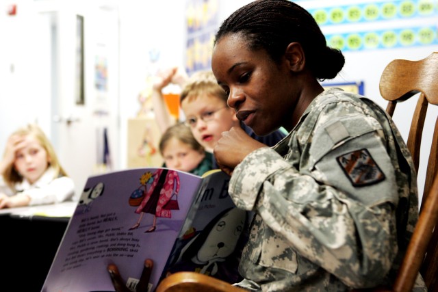 2nd HBCT Soldiers Read to Students at Local Elementary School