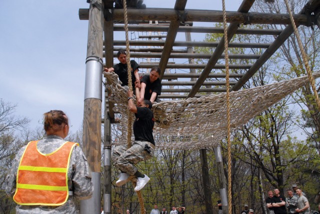 Obstacle Course challenges Soldiers in Warrior Country