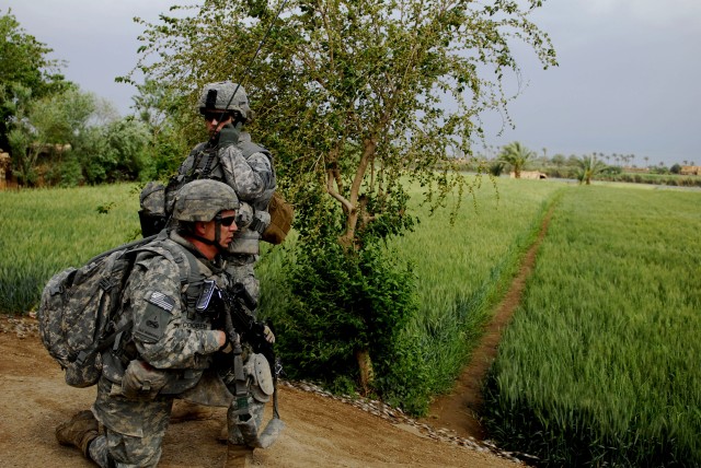 BAGHDAD - Spc. Robert Cooper (kneeling), of Glouster, Ohio, and Maj. Travis Thompson, of Bakersfield, Calif., members of the 1st Battalion, 6th Infantry Regiment, 2nd 'Iron' Brigade Combat Team, 1st Armored Division, Multi-National...