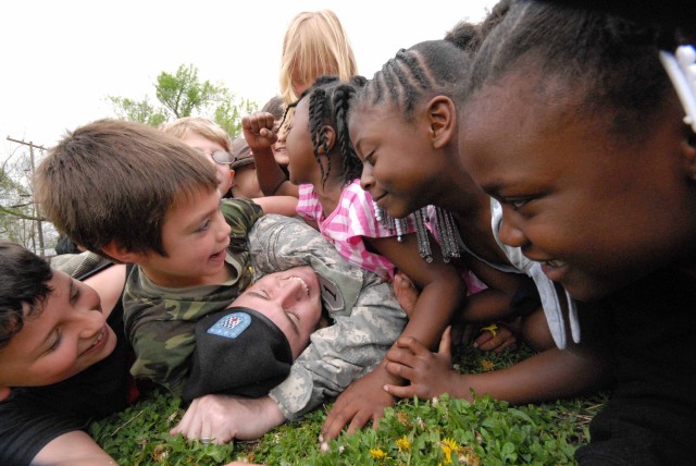 Soldiers get workout while supporting elementary school&#039;s review program