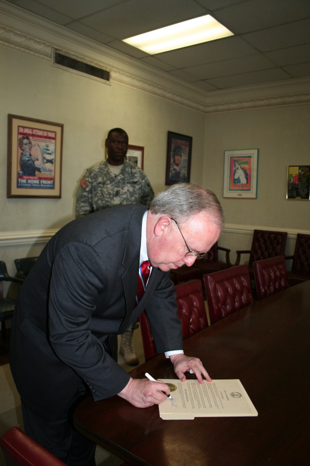 Mayor Coble Signs Proclamation