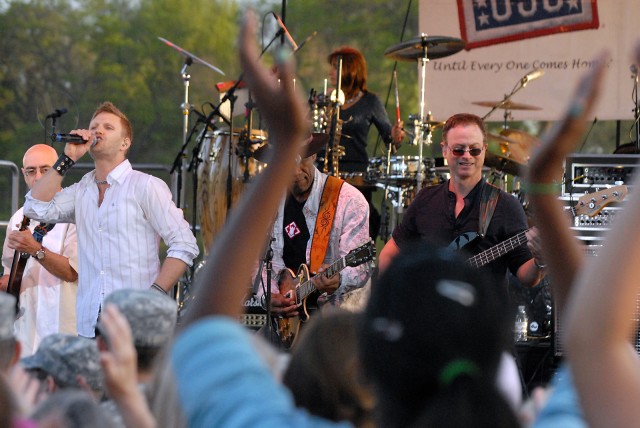 Lt. Dan Band helps Fort Leavenworth honor spouses