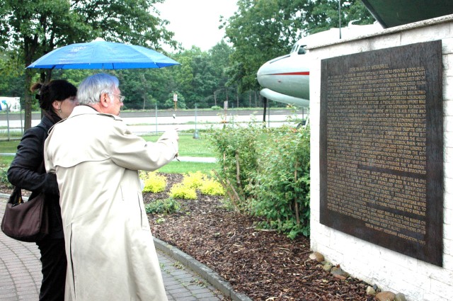 Marking the Berlin Airlift&#039;s end