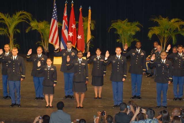 Army welcomes 25 new officers from UH
