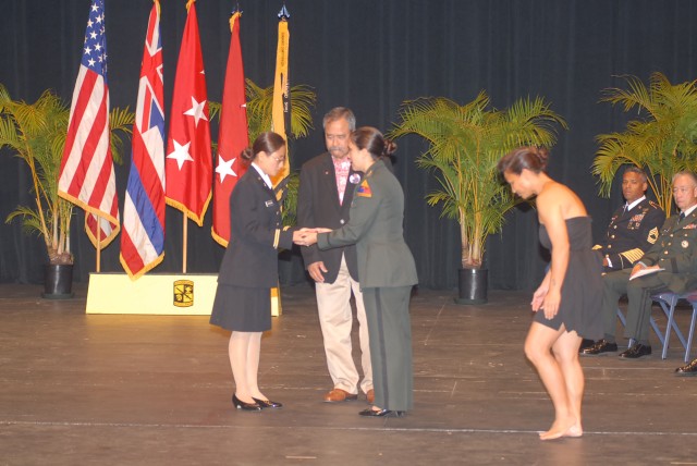 Army welcomes 25 new officers from UH