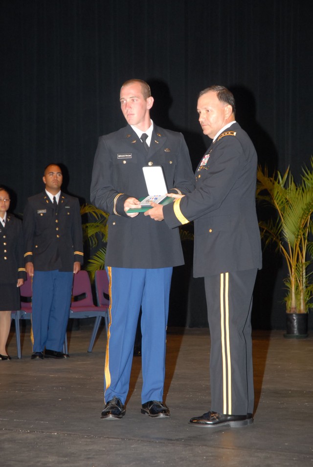 Army welcomes 25 new officers from UH