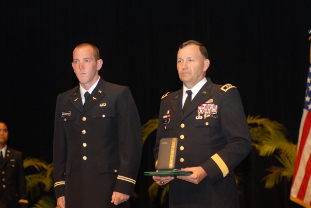 Army welcomes 25 new officers from UH