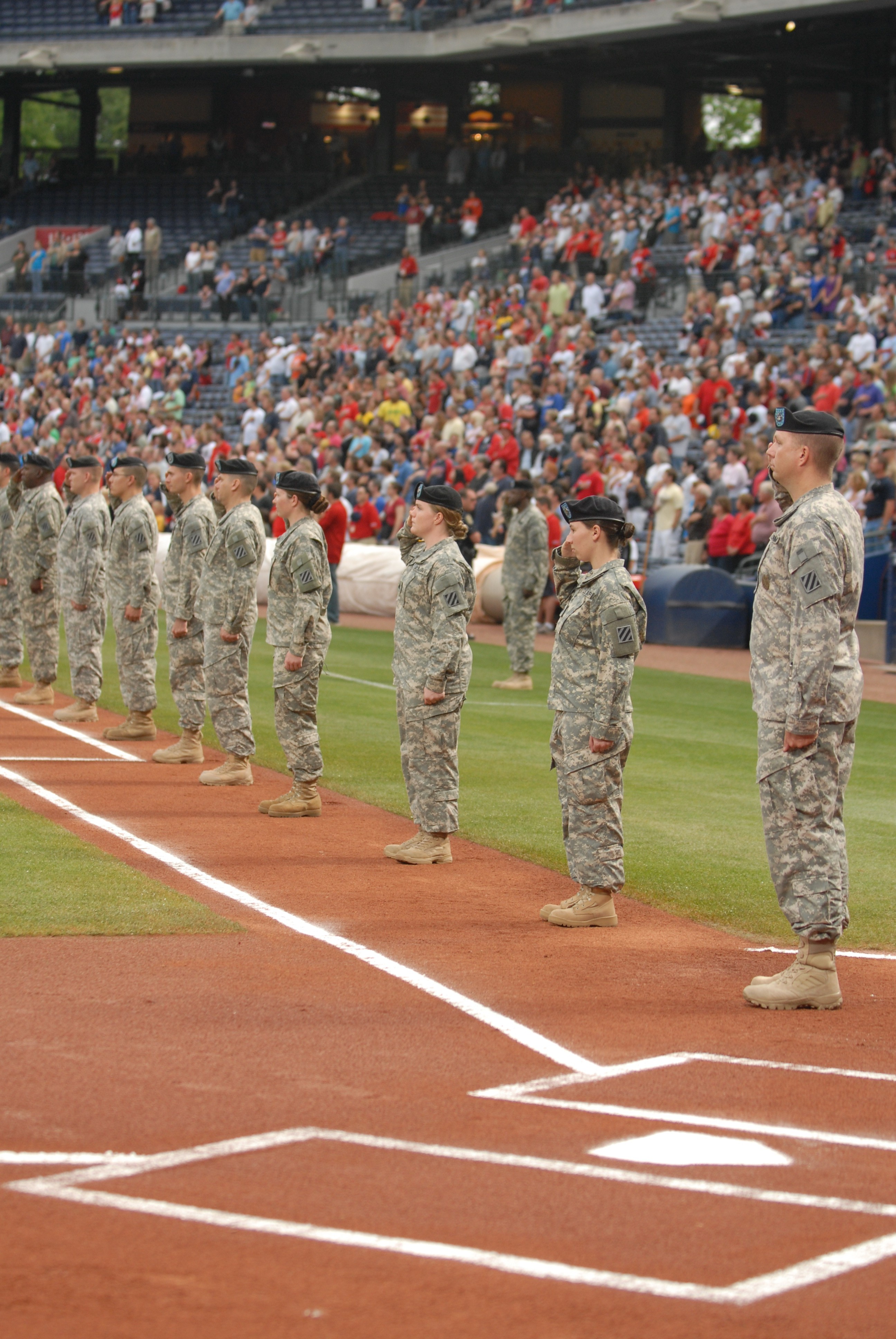 Atlanta Braves wearing camo Memorial Day Uniforms (Photos