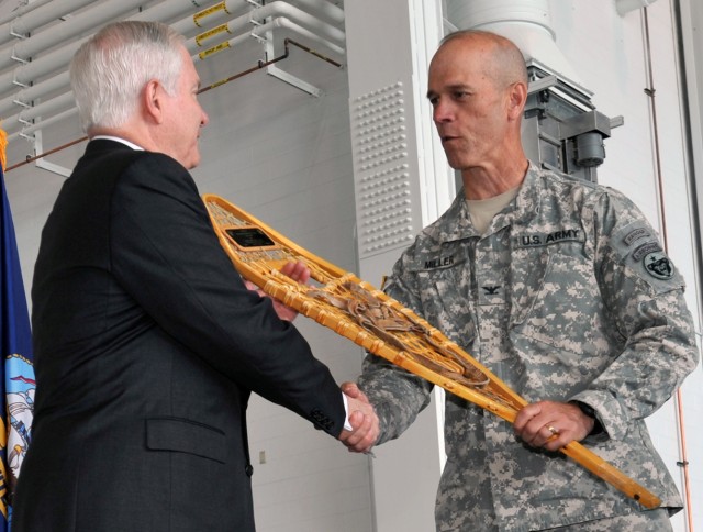 Secretary Gates receives Alaska Memento