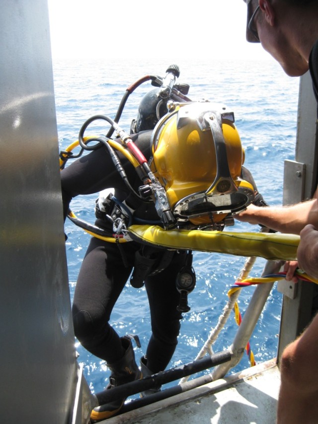 Army Divers in Hawaii Hone Skills During Deep Water Exercise