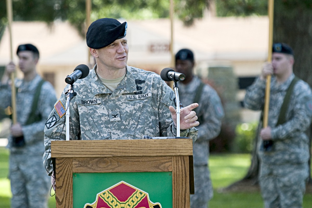 new-garrison-commander-takes-over-article-the-united-states-army