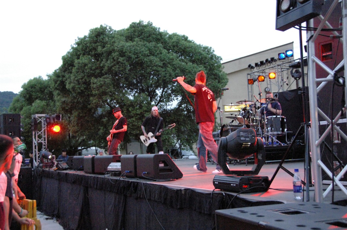 Famous bands rock Casey | Article | The United States Army