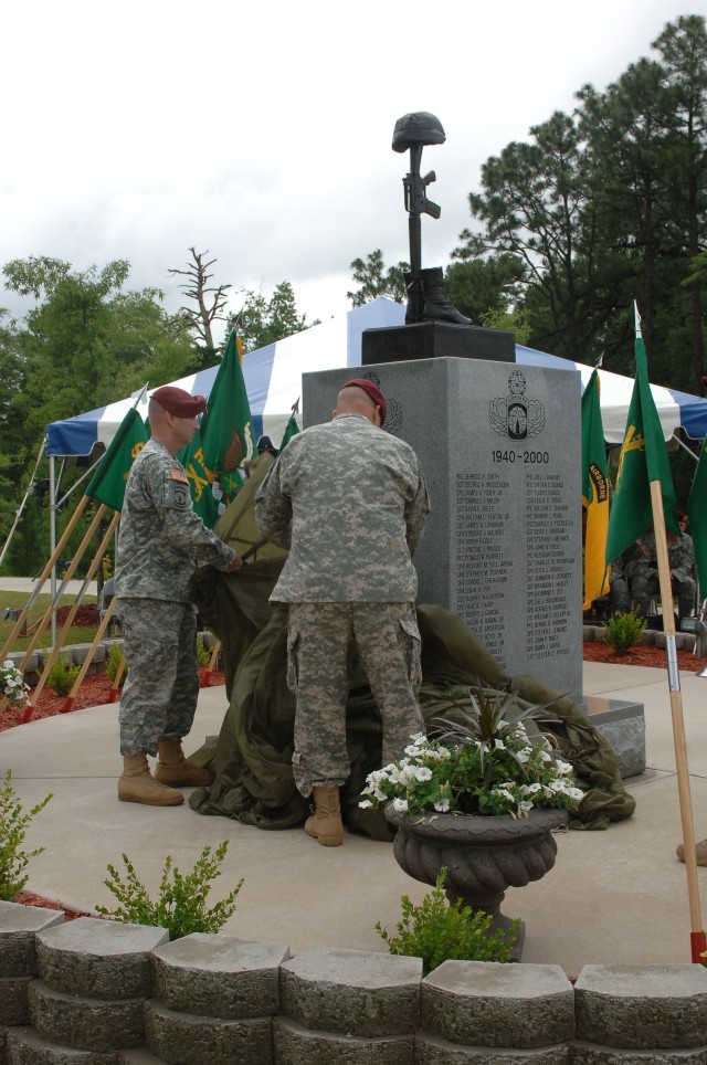 Paratroopers remember the fallen with sculpture