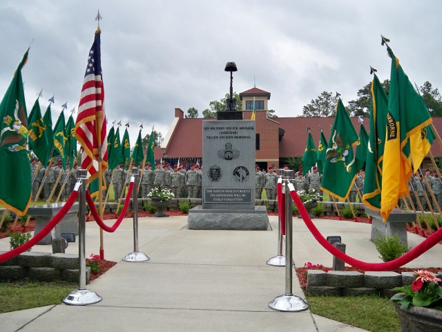 Paratroopers remember the fallen with sculpture